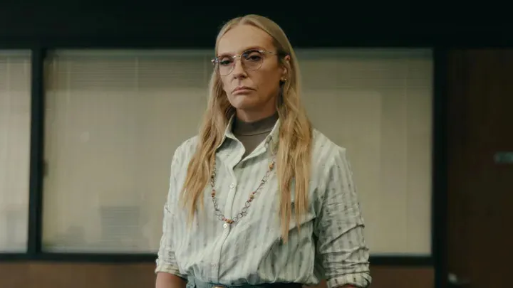 Netflixオリジナルシリーズ『背反の町』エブリン・ウェイド｜俳優：トニ・コレット