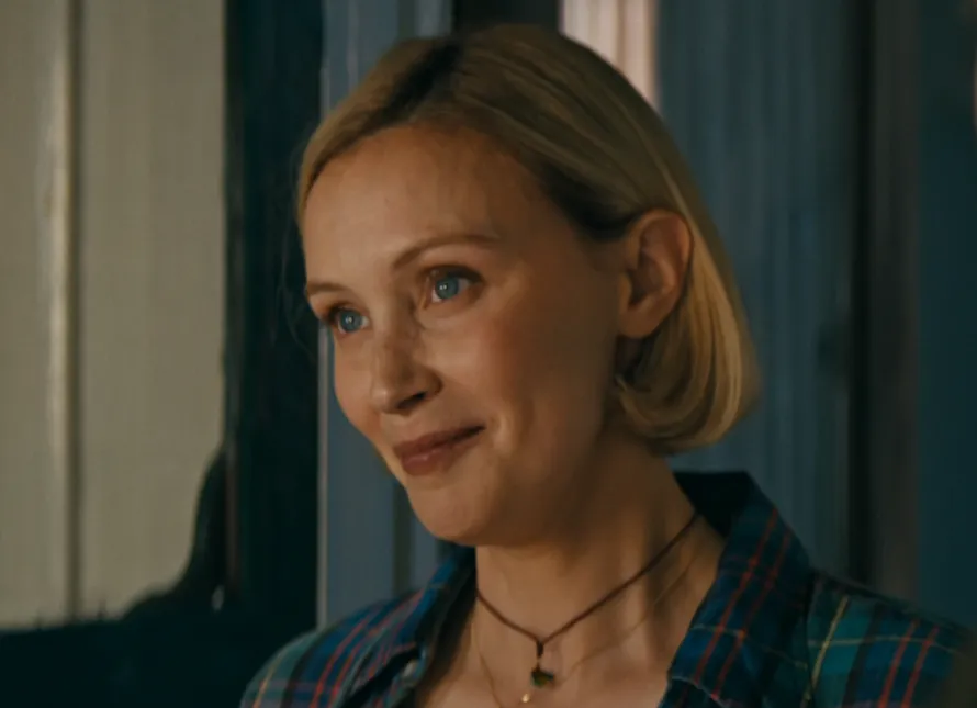 Netflixオリジナルシリーズ『背反の町』ローラ・レッドマン｜俳優：サラ・ガドン