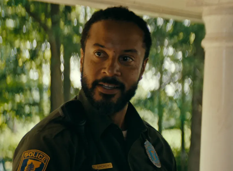 Netflixオリジナルシリーズ『背反の町』ドウェイン・アンドリューズ｜俳優：ブランドン・ジェイ・マクラレン