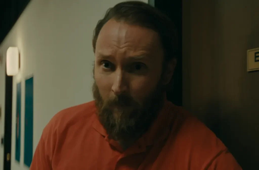 Netflixオリジナルシリーズ『背反の町』ダック(アヒル)｜俳優：ジョシュア・クローズ