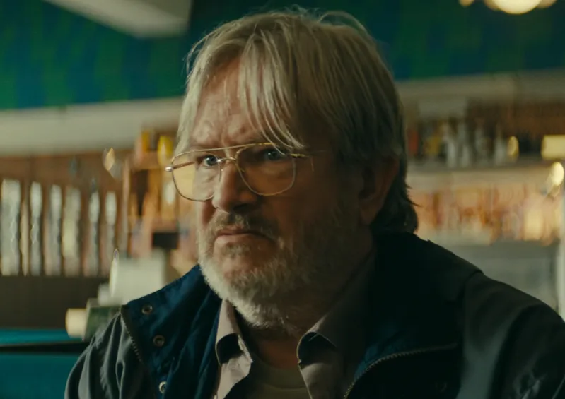 Netflixオリジナルシリーズ『背反の町』モーリス・アイバーソン｜俳優：マーク・マッキニー