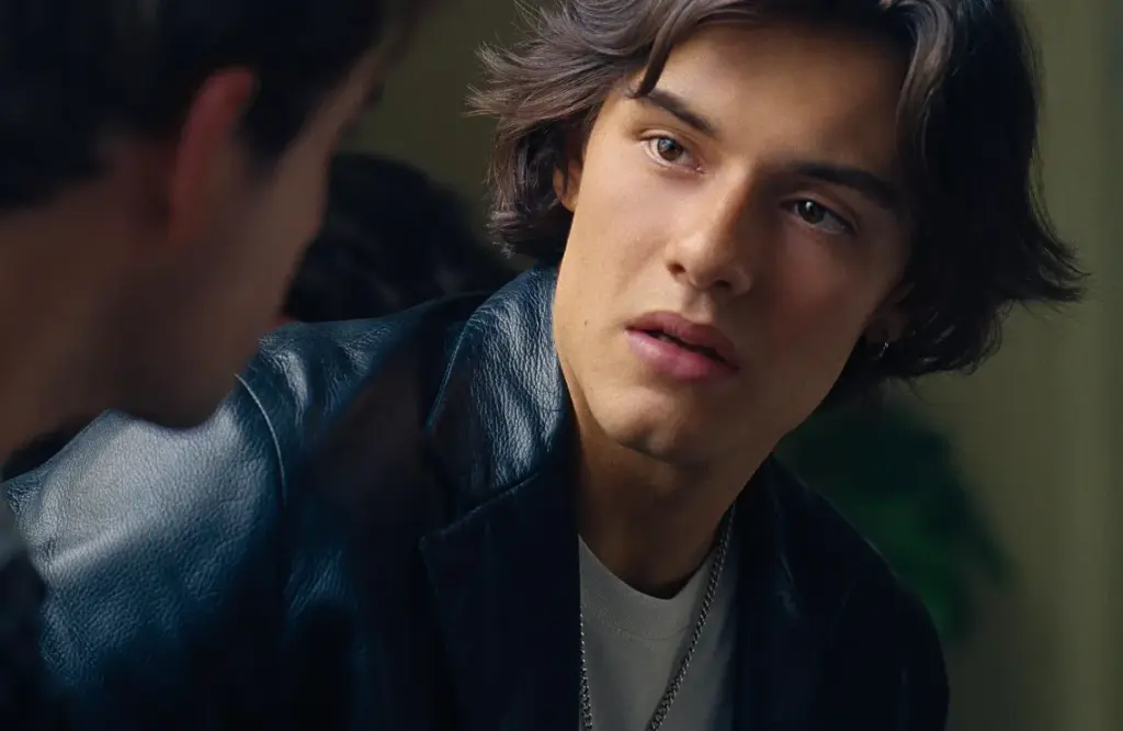 Netflix映画『ジェイ・ケリー』キャスト|ルイス・パートリッジ(若い頃のティモシー役)