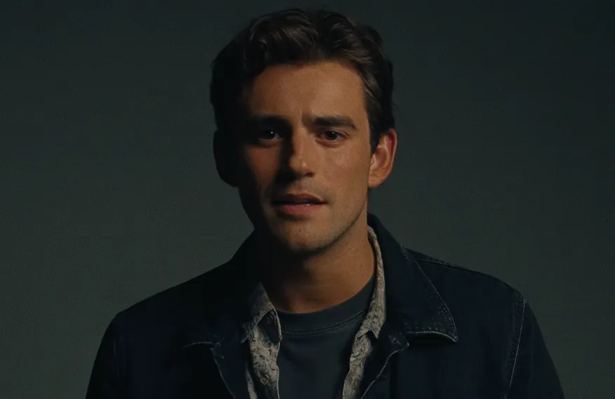 Netflix映画『ジェイ・ケリー』キャスト|チャーリー・ロウ(若い頃のジェイ・ケリー役)