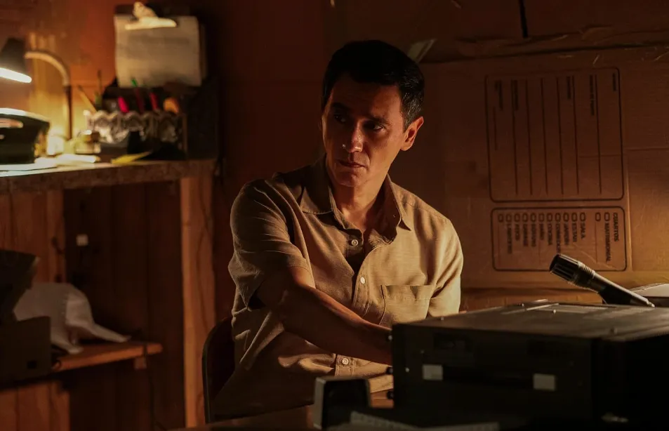 Apple TV『プルリブス』キャスト｜カルロス・マヌエル・ベスガ(マヌッソス・オビエド役)