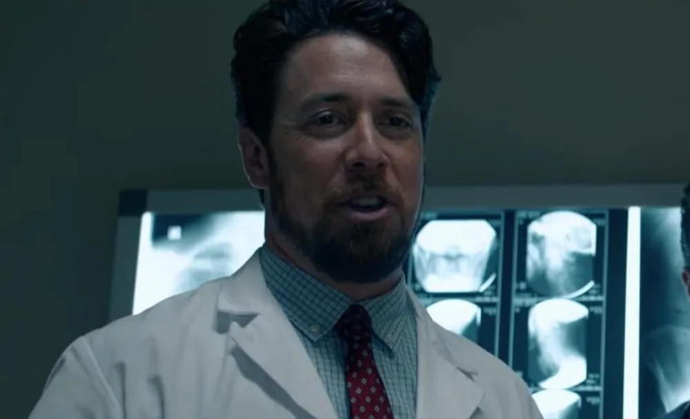 映画『サブスタンス』キャスト｜トム・モートン(医師役)