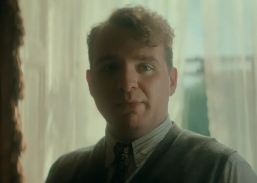 Netflixドラマシリーズ『アガサ・クリスティのセブンダイヤルズ』キャスト｜ヒューイー・オドネル(ビル・エヴァズレー役)