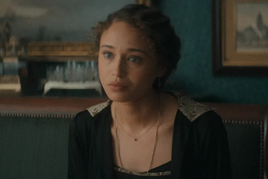 Netflixドラマシリーズ『アガサ・クリスティのセブンダイヤルズ』キャスト｜エラ＝レイ・スミス(ロレーン・ウェイド役)