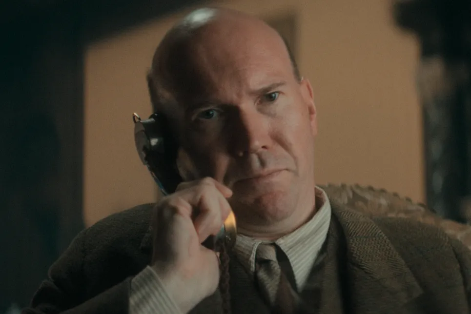 Netflixドラマシリーズ『アガサ・クリスティのセブンダイヤルズ』キャスト｜アレックス・マックイーン(ジョージ・ロマックス役)