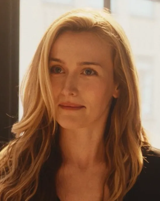 『ラブストーリー ジョン＆キャロリン』キャスト｜サラ・ピジョン(キャロリン・べセット役)