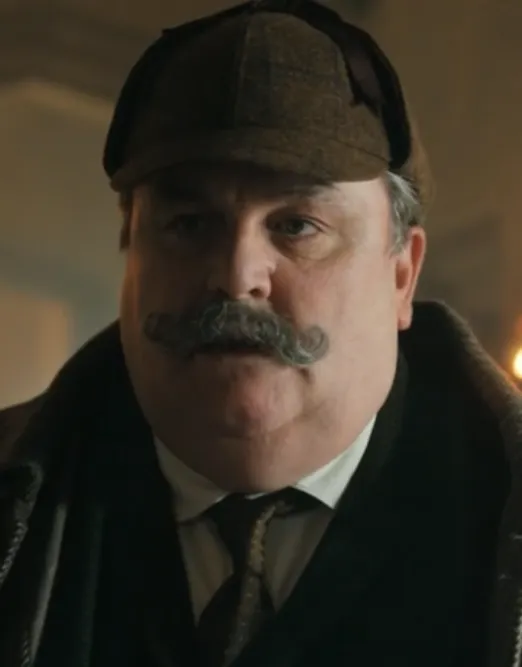 ヤング シャーロック~オックスフォード事件簿』キャスト|サイモン・デラニー(フィジェット刑事役)