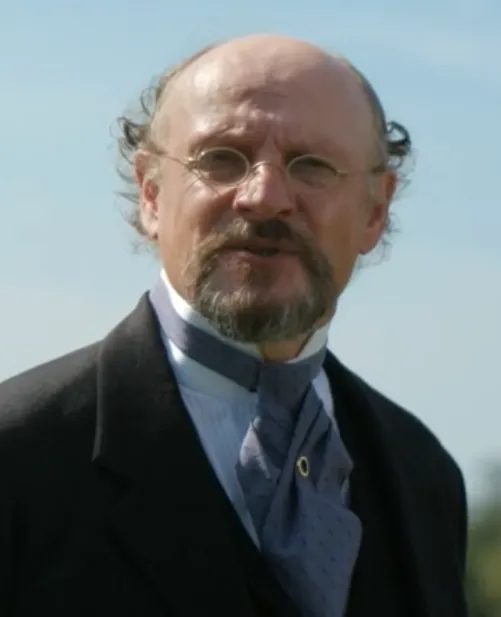 ヤング シャーロック~オックスフォード事件簿』キャスト|ニコラス・アズブリー(ホーンズビー役)