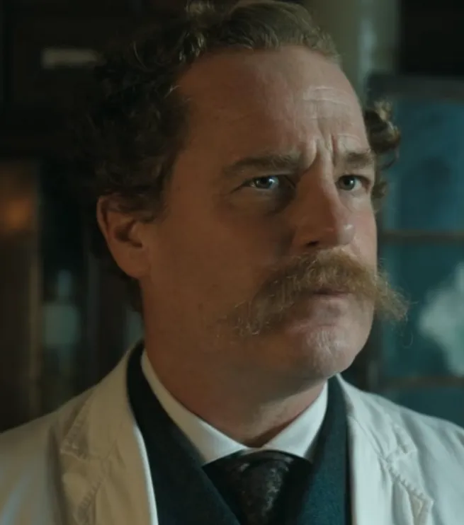 ヤング シャーロック~オックスフォード事件簿』キャスト|アダム・ジェームズ(モルトビー医師役)