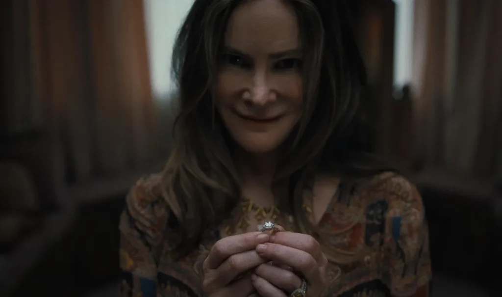 Netflix『なにかが、起きる』キャスト｜ジェニファー・ジェイソン・リー(ヴィクトリア役)